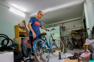 Chàng trai ‘hồi sinh’ xe đạp tặng người nghèo