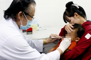 Trẻ 4 tuổi chưa biết nói vì bị dính thắng lưỡi