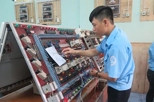 Nhiều ngành hấp dẫn phải đóng cửa sớm vì đông thí sinh