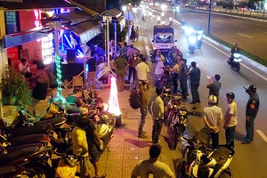 Hàng loạt quán trên đường Phạm Văn Đồng bị phạt