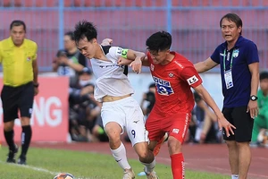 HA Gia Lai sợ thua, Hà Nội chật vật