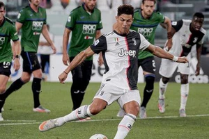 ‘Không lẽ cầu thủ tôi phải cắt cụt tay để tránh phạt đền!’