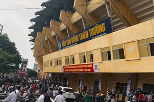 CĐV Nam Định ‘xử’ HLV bị cho là ‘yểm’ sân Thiên Trường