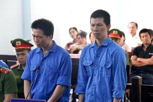 Xử cựu đại úy công an tuồn điện thoại vào trại giam