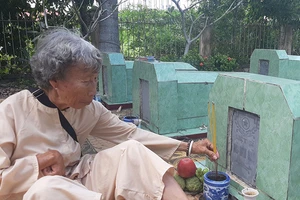 Nữ thương binh bán vé số lấy tiền trùng tu nghĩa trang