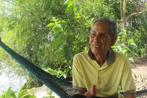 Ông Tám Ý xứ dừa và 40 năm bảo bọc học trò nghèo