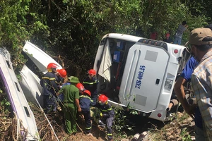 Vụ lật xe 15 người chết: Tài xế chỉ có bằng B2