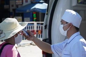 Dịch COVID-19: 82 ca mới, có ca tử vong đầu tiên