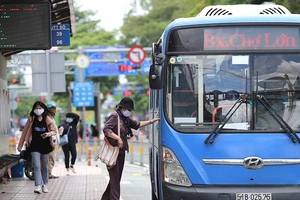 Đi xe buýt mùa dịch COVID-19, hành khách cần làm gì?