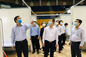 Dịch COVID-19: Tiếp tục cách ly, thành lập bệnh viện dã chiến