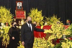 Nhà lãnh đạo gần dân, hết lòng với đất nước