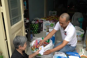 Anh đầu bếp 30 năm âm thầm chăm sóc người già