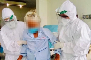 Dịch COVID-19: Cụ bà 100 tuổi bình phục, liên tiếp tin vui