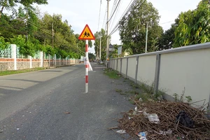 Biển báo án ngữ giữa đường