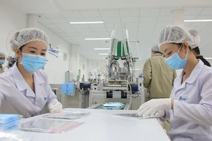 Sếp công ty du lịch: ‘Chúng tôi bán cả dưa hấu’