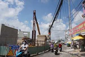 Dân Nhà Bè nhiều năm mong ngóng 2 cây cầu