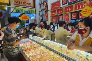 Giá vàng lại vọt lên 57 triệu đồng/lượng