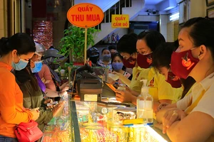 Mua bán vàng kiểu 'đi đêm', lợi bất cập hại