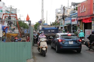 Rào chắn bủa vây nhiều tuyến đường ở TP.HCM