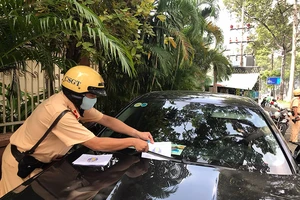 Lãnh đạo PC08 nói về việc dán thông báo vi phạm ở đầu xe