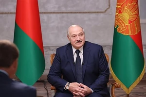 Tổng thống Belarus Alexander Lukashenko trả lời phỏng vấn các nhà báo Nga hôm 8-9. Ảnh: PRESIDENT.GOV.BY