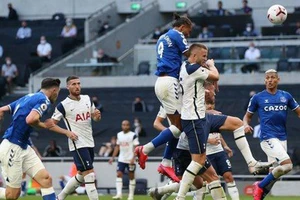 Tottenham thua 1, Mourinho thua 10