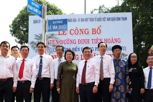 Hỗ trợ đổi giấy tờ cho người dân ở đường Lê Văn Duyệt