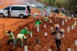 Không chịu đeo khẩu trang? Đi đào huyệt!