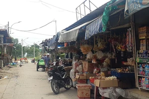 Tiểu thương than đang khó khăn lại bị tăng giá sạp