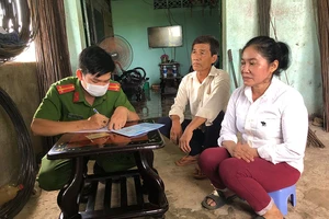 Vợ chồng nghèo được cấp sổ hộ khẩu sau 29 năm