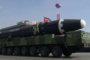 Triều Tiên chuẩn bị duyệt binh ‘khoe’ tên lửa đạn đạo mới?