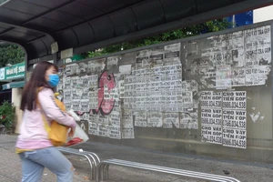 Nhà chờ xe buýt dày đặc quảng cáo cho vay tiền