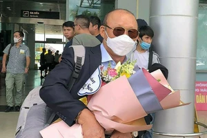 Ông Park đến sân Pleiku dự tiệc bàn thắng