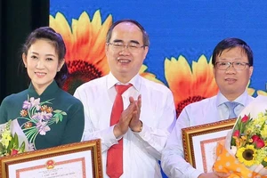 Càng khó khăn càng phải thi đua, ra sức sáng tạo
