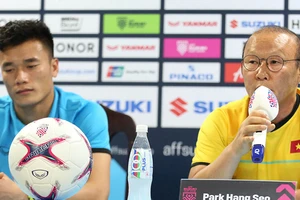 Ông Park đóng cửa với thủ môn Bùi Tiến Dũng