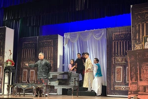 NSND Việt Anh: ‘Tôi khóc, cười với Lôi Vũ hôm nay!’