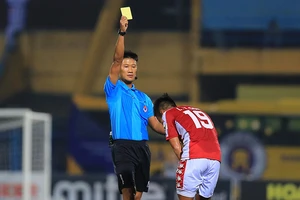 Nặng đầu vì trọng tài thì còn thua hoài