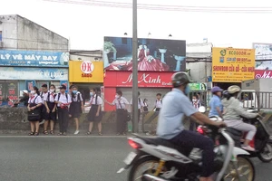 Học sinh băng qua đường vầy quá nguy hiểm!