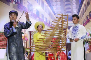 Áo dài nam vào công sở: Ủng hộ nhưng cần điều chỉnh