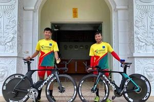 Cú đúp huy chương và 2 chiếc xe mua ‘chịu’