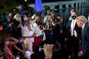 Không tranh luận, 2 ông Trump - Biden ‘họp kiểu làng xã’