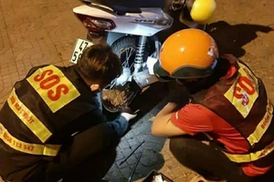 Những ‘hiệp sĩ’ xuyên đêm cứu hộ miễn phí