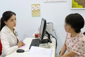 Căn bệnh khiến cô gái nổi mụn muốn tự sát