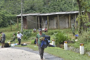 22 chiến sĩ bị vùi lấp: Xót xa cảnh bố ôm áo lính chờ tin con