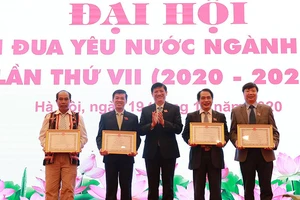 Những ngọn nến thắp sáng niềm tin ngành y