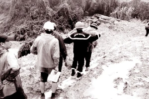 Phá đá mở đường lên Rào Trăng