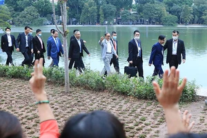 Thủ tướng Nhật Bản kết thúc chuyến thăm chính thức Việt Nam