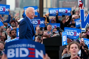 Ông Biden vượt mặt ông Trump, đảng Dân chủ vẫn lo