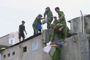 Trắng đêm căng mình chống bão số 9