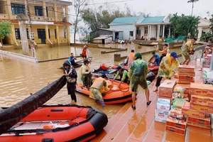Biệt đội canô 0 đồng giúp dân trong lũ miền Trung